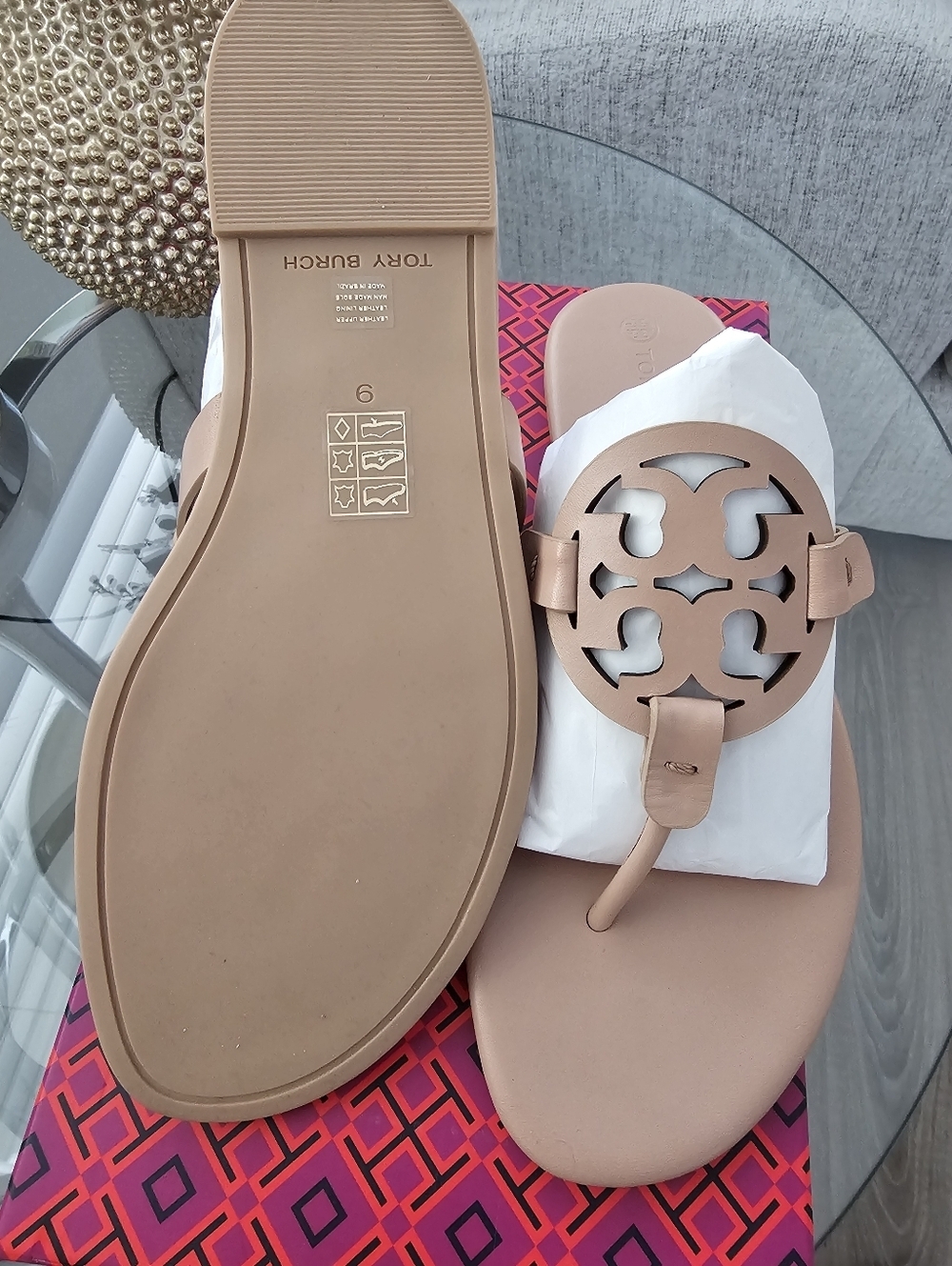 Tory Burch Miller Calf Leather Logo Thong Sandals in Light Sand. - Picture 7 of 8